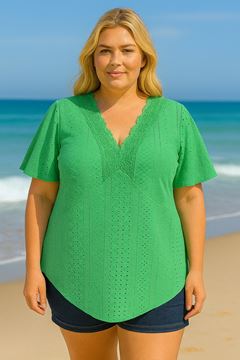Immagine di CURVY GIRL PLAIN TOP WITH LACE NECKLINE